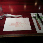 まず、ナイフとフォークが運ばれてきます。