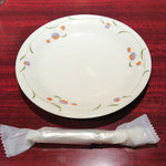 ハングリータイガー - アメリカンサザンリブ用の取り皿と使い捨て手袋が出てきます。