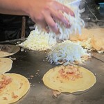 お好み焼 みっちゃん総本店 - キャベツ山盛り