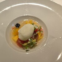 プリミ・バチ - 季節のフルーツのマチェドニア　レモンとベルガモット風味のシャーベット添え