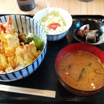 まんぷく食堂 - 夫と娘はおまかせ天丼1000円✨サラダ、秋刀魚の佃煮、味噌汁付き♫