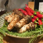 SUGALABO - 薩摩和牛、赤万願寺唐辛子、雲南省直送の松茸