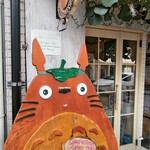 白髭のシュークリーム工房 吉祥寺店 - 入口のトトロ