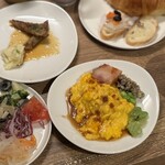 ワーク アンド カフェ SHUGO - カウンター提供の牛しょうが焼きとオムライス