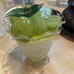 小料理 椿 - シャトレーゼのシャインマスカットパフェ
