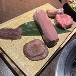 RAKUGAKI tongue&oyster GRILL 横浜鶴屋町店 - 牛タンセット(タン先、タン中、タン元、丸ごと一本タン）