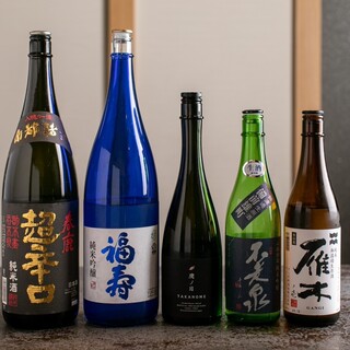 地酒とワインを各種取り揃えています。お好みをお知らせください