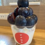 cafe ナナセキ - ぶどうのパフェ（小さいタイプ？）