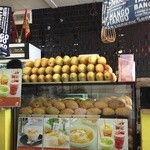 MangoTango - 店内も店外もマンゴーだらけ。