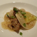 インカント - 仔牛肉とその胸腺肉、ズッキーニ、マジョラムをビカートの白いラグー