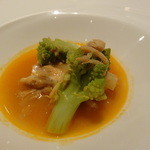 エイとロマネスコのトマトソース煮込み