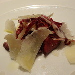 馬肉で仕込んだ乾燥、熟成の短い生仕立て　ラディッキョやビーツを添えたこの地域らしい仕上がりに