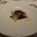 馬肉で仕込んだ乾燥、熟成の短い生仕立て　ラディッキョやビーツを添えたこの地域らしい仕上がりに