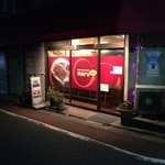 Hamburg diner maru - 夜の外観 裏通りに暖かく灯ります(*^^*)