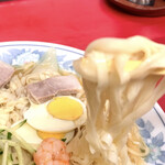中華そば・冷麺 呉龍 - ツルツル平麺〜冷麺の麺‥初めて頂きましたぁ〜意外に合うですよん˚✧₊⁎リフトも〜ツルツル滑ります〜˚✧₊⁎