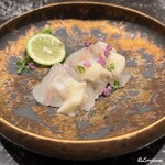 喜想天外 - 泡醤油で味わう鮃と鮃の縁側の造り