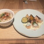 高原レストラン 水空 SUIKUU - こちらは姉の分　サーモンのグリル　ご飯は炙り合鴨と牛蒡の炊き込みご飯　両方2人でシェアして食べました(*≧∀≦*)