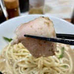 手打ちうどん 温羅 - 煮干しぶっかけうどん 鶏チャーシューアップ