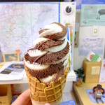Goma San Sukai Tawa - ソフトクリーム　バニラ＆チョコ：400円