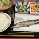 家庭料理 英 - 秋刀魚は見た目は細いが、よー脂乗っとるわ