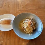 Restaurant Azzurro Mare Terrace on the Bay - 舞茸とサーモンのパスタ