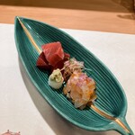 ひろ作 - 本鮪と鰈飛子和えさんでーす。②