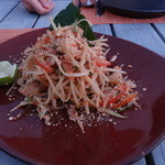 Ikan-Ikan - ランカウイ産　蟹肉のサラダ　パパイヤ、ポメロ、ランカウイ産の野菜、チリ、ジンジャーフラワーと共に