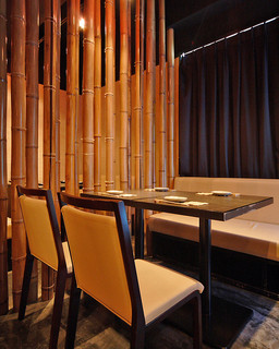 Kumamoto Umagen - 竹に囲まれプライベート感が保たれたお洒落空間。前へ次へ
                         竹に囲まれプライベート感が保たれたお洒落空間。
                         
                        竹に囲まれプライベート感が保たれた個室感覚のテーブル席。