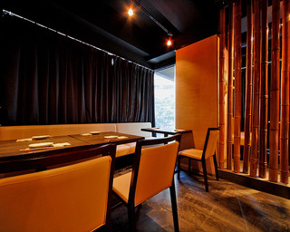 Kumamoto Umagen - 竹に囲まれプライベート感が保たれた個室感覚のテーブル席。10名様まで。