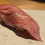 すしやのたい悟 - 大間の天然本鮪大とろを３貫目に出してもらいましたが上品な脂が口中でとろけだす感じですよ～