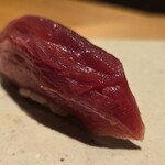 すしやのたい悟 - 大間の天然本鮪中とろでしたが、脂の乗りは適度で今季初の「大間」でした。