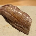 すしやのたい悟 - 春子鯛は軽く酢で〆てありましたが場合によっては大型の真鯛よりも旨いと感じます。