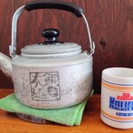 ラーメン金子 - お水のコップとヤカン。