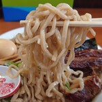 ラーメン金子 - 太縮れ麺。