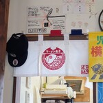 ラーメン金子 - 店内、暖簾。