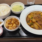 東盛餃子房 - 牛スジとジャガイモ炒め　麻婆豆腐ザーサイ卵スープタピオカ付き