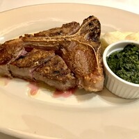 ベンジャミンステーキハウス 六本木 - 「T」のこちら側がサーロイン、向こう側がヒレだそうです。付け合わせはマッシュポテトとクリームレススピナッチ