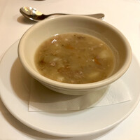 ベンジャミンステーキハウス 六本木 - 野菜や牛肉を煮込んだオリジナルのスープ。店員さんおすすめの、黒コショウ　ショウショウで味が締まりました。