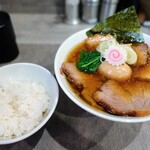 手打ち 蓮 - チャーシュー麺、味玉、白飯