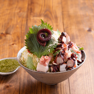 【豚骨】これぞ出汁の核。濃厚でありながら雑味のない旨味は絶品