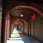 進成魚丸店 - このようなピロティを、騎樓と言います。
