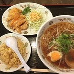 餃子の王将 - 昨日のランチ750。
            醤油そば・炒飯・鳥から。750円ならという感じですねー
            満腹感よりも、この味付けを食べ続ける事に疲れます。
            次は、メインと餃子にします。