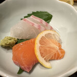 Take - サーモンと鯛のお刺身
                        サーモンはとろっと、鯛はコリコリ(*´ч`*)