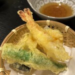 Take - 御膳が運ばれてからすぐに
                        揚げたての天ぷらが到着⸜( ᵒ̴̶̷̤ᗜᵒ̴̶̷̤ )⸝
                        海老、オクラ、カボチャ、茄子
                        どれも火のとおり具合がバッチグー(*≧▽≦)b