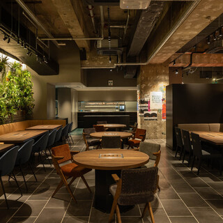 ダイニングフロアー最大50名様（プロジェクター完備）