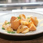 トリワイン ＰＩＫＯＳＨＨＨＵ - おじゃがからフライドポテトと鶏のジャーマンポテト