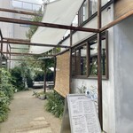 花重谷中茶屋 - 右手がお店の入口、通路の奥が庭席