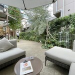 花重谷中茶屋 - 庭のソファ席の様子