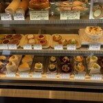 パティスリー・ディラン - 店内メインショーケース