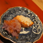 小熊 - 知床産の鮭児の燻製焼とエシャレットのシャンパンビネガーづけ、イクラ